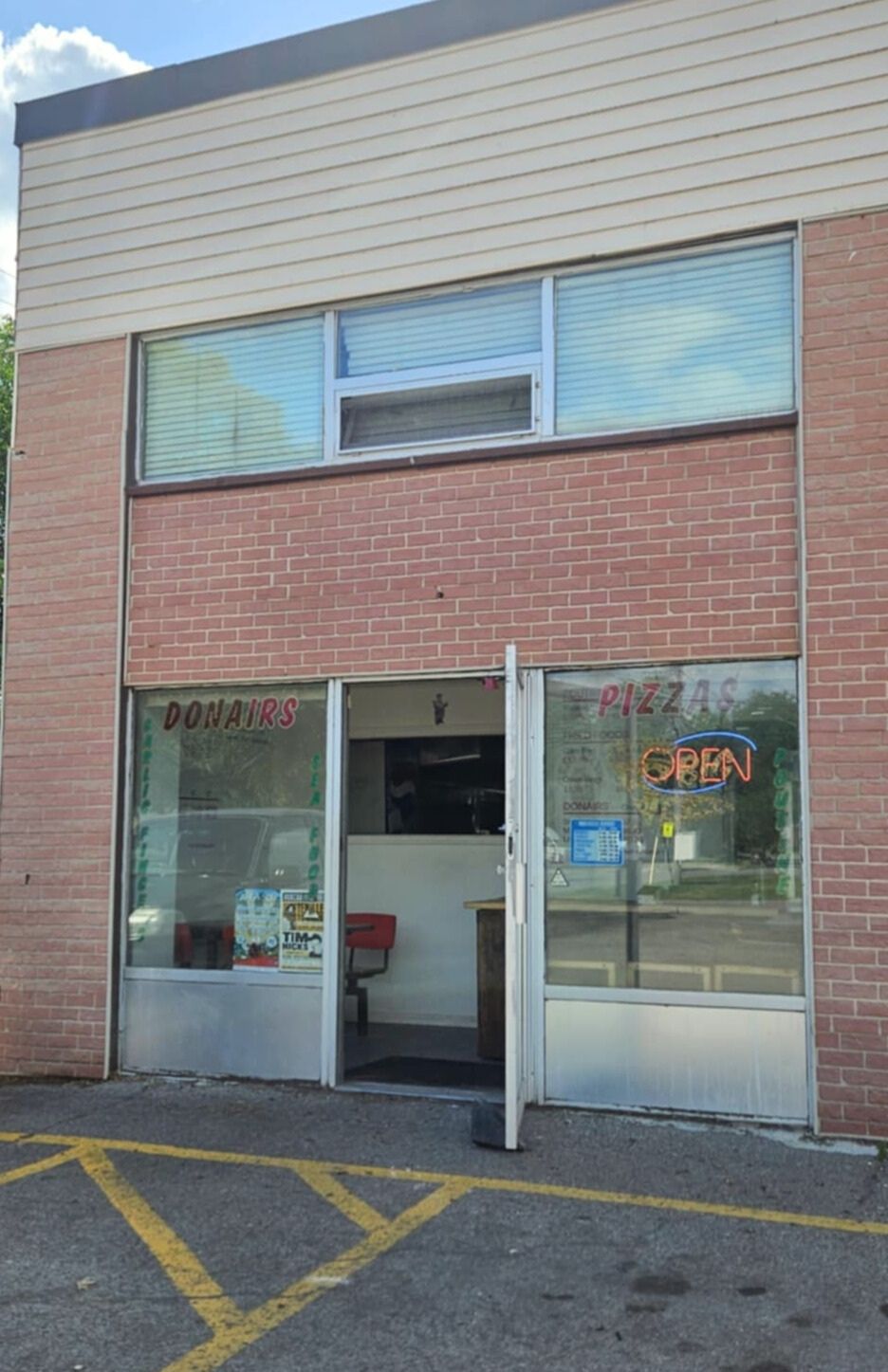 Front view of the Pizza Stop pizzeria in Sussex